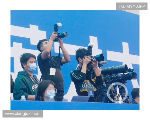 球迷群英汇聚热血共鸣激情碰撞共同见证赛场巅峰时刻